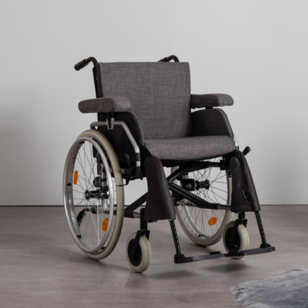Hilfsmittel Rollstuhl mit Rollstuhlauflage Extra