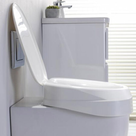 Toilettensitzerhöhung Invacare AT90 ERGO mit Deckel Seitenansicht